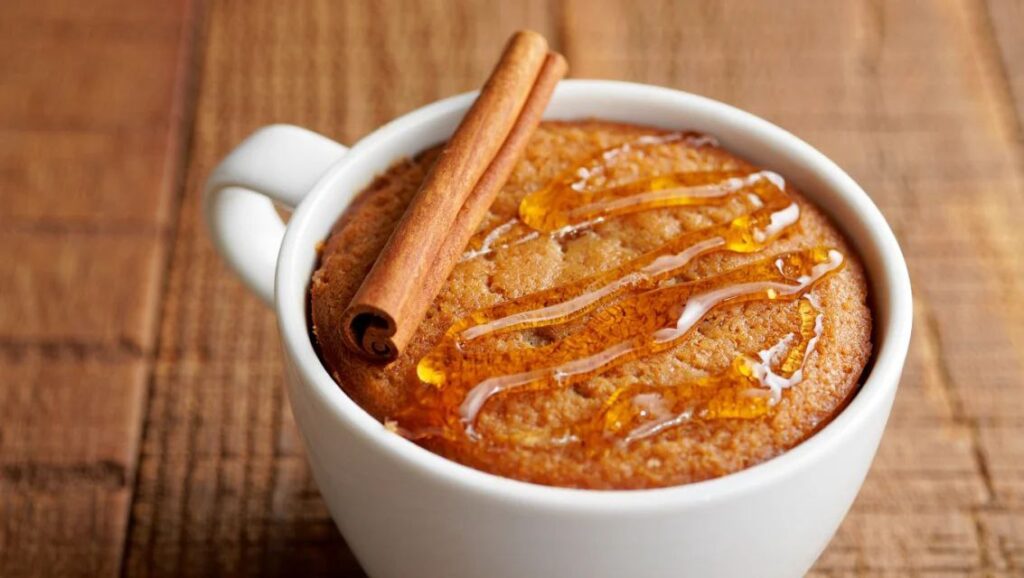 Mug-Cake-a-la-Cannelle-au-Miel-et-sans-OEuf