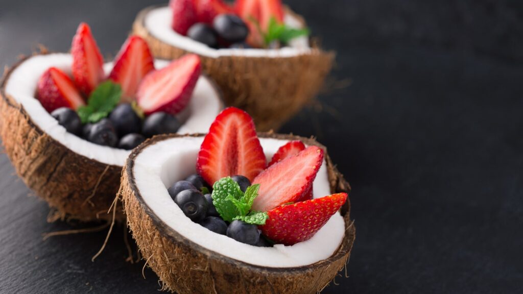 accompagnement-fruits-rouges-mug-cake-chocolat-blanc-coeur-fondant