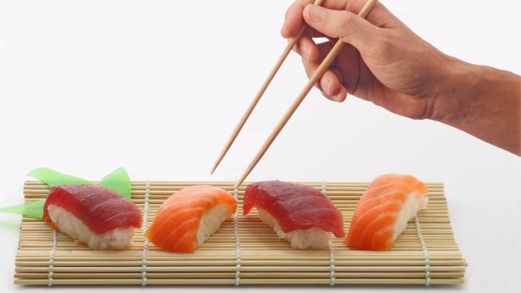 makisu-avec-des-sushis-par-dessus