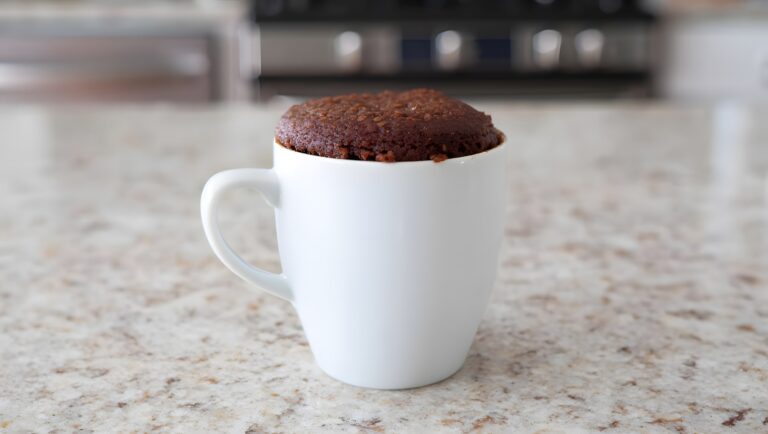 Mug Cake avec de la Compote, au chocolat et sans Œuf