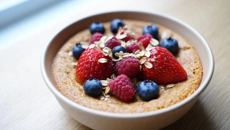 Bowl-Cake-Proteine-aux-Flocons-dAvoine-avec-de-la-Proteine-en-Poudre