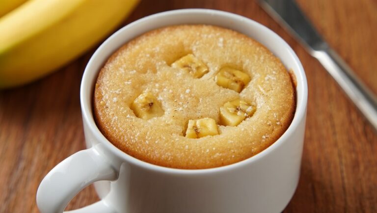 Mug-Cake-a-la-Banane-sans-Oeuf-et-sans-Beurre