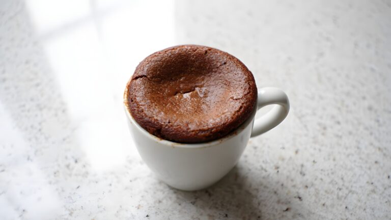 Mug-Cake-avec-un-Coeur-Coulant-au-Nutella