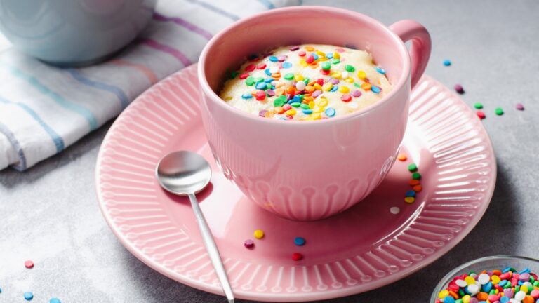 Mug Cake au Chocolat Blanc avec un Cœur Coulant